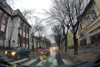 A rendőrök orra előtt sem állt meg a zebránál, jól megbüntették