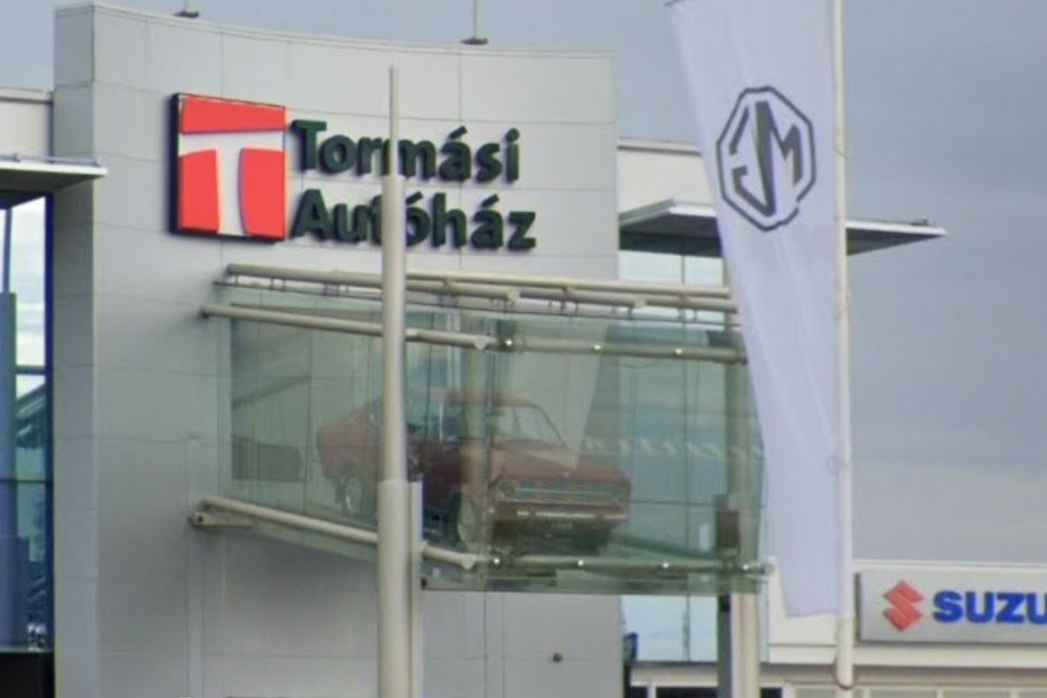 Autó lóg az ügyfelek feje fölött egy magyar kereskedésben