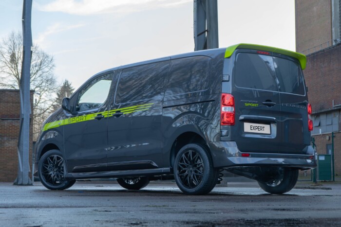 Furgonból faragott sportautót a Peugeot 8