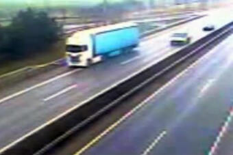 Elaludhatott vezetés közben, pörögve repült ki az autópályáról