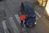 A rendőrök orra előtt sem állt meg a zebránál, jól megbüntették 2