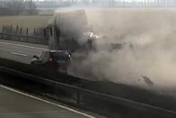 Szétrobbant egy kamion kereke, nézni is ijesztő, mekkorát repültek a darabjai 1