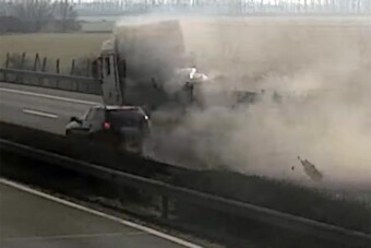 Durva defekt, szó szerint szétrobbant egy teherautó kereke az M3-ason