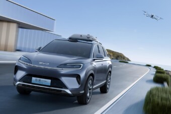 Itt a legújabb autóextra, a kocsidat követő saját drón