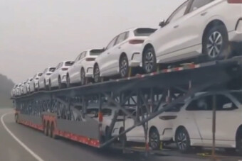 Ahogy Kínában autókat szállítanak, felér egy látványossággal