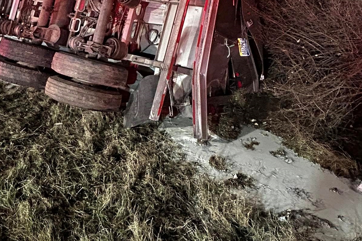 Valami bűzlik: 23 ezer liter tej ömlött az útra