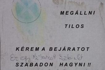 Elpattant a cérna egy szegedi társasház előtt, repültek az üzenetek