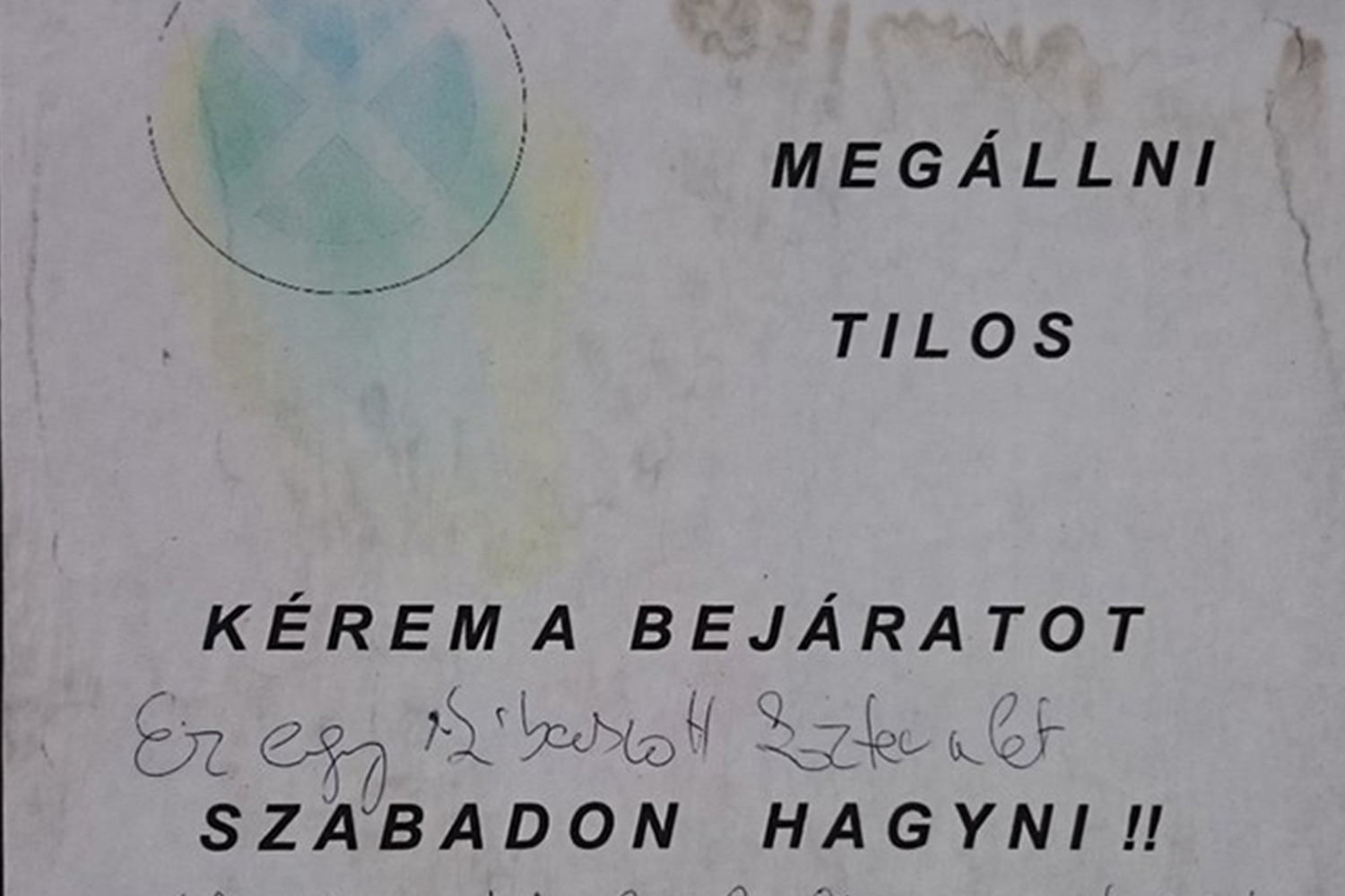 Elpattant a cérna egy szegedi társasház előtt, repültek az üzenetek