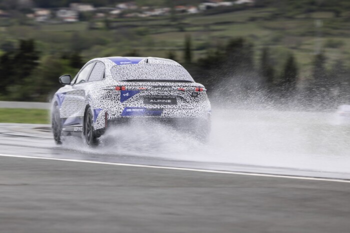 Versenypályára szánják ezt a családi SUV-ot 7