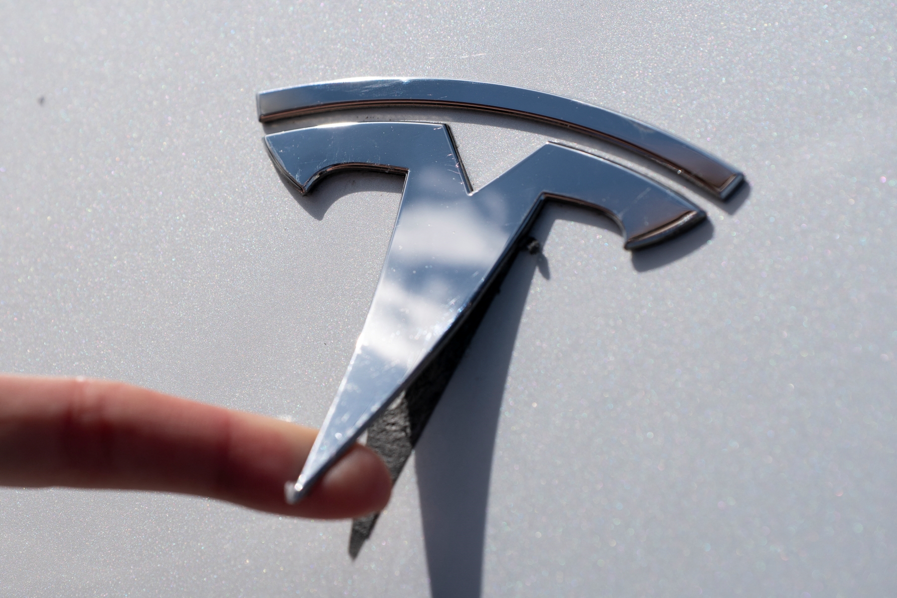 Szétvertek egy Teslát a Musk-ellenes tüntetők