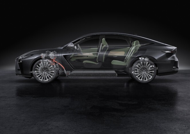 Félig a mában, félig a jövőben él a legújabb Lexus 6