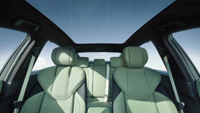 Félig a mában, félig a jövőben él a legújabb Lexus 10