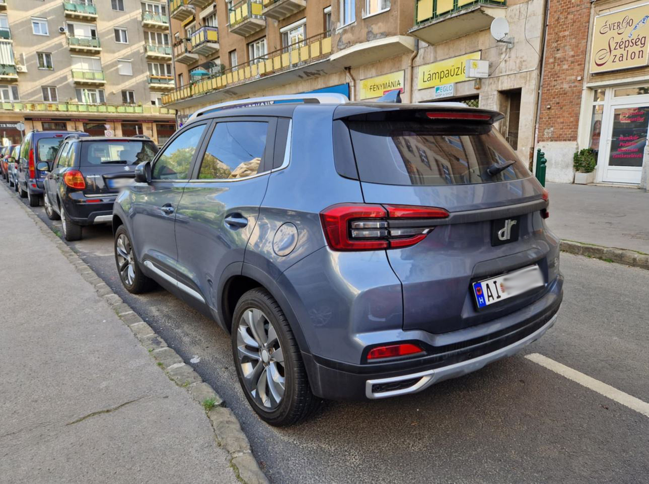 Ritkán látható autó, érdekes rendszámmal parkolt egy budapesti zsinagóga előtt 2 | Vezess Ritkán látható autó, érdekes rendszámmal parkolt egy budapesti zsinagóga előtt 2