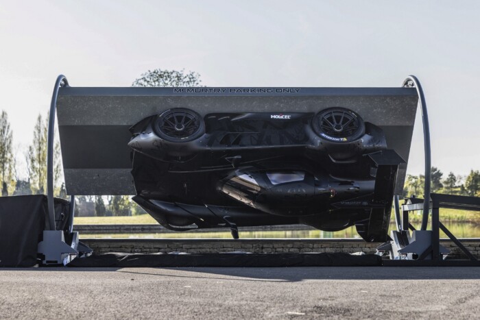 Fejjel lefelé lóg a plafonról az eszement vákuum-autó 6