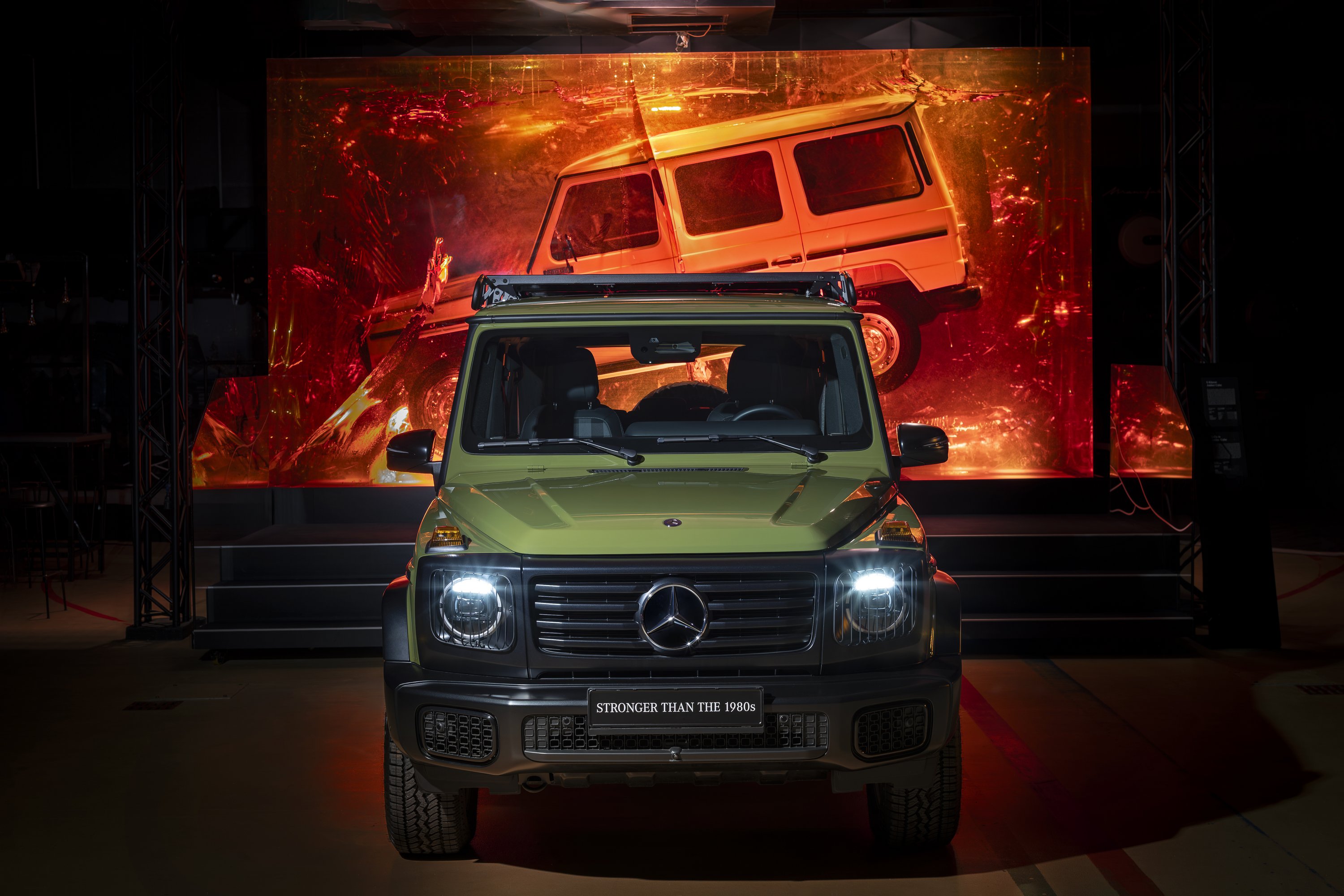 Mercedes-Benz G-Klasse Edition STRONGER THAN THE 1980s MANUFAKTUR agavengrün uni Sitzpolster mit taubengrauem Stoff Mercedes-Benz G-Class Edition STRONGER THAN THE 1980s MANUFAKTUR agave green solid Seat upholstery in dove grey fabric | Vezess | Vezess