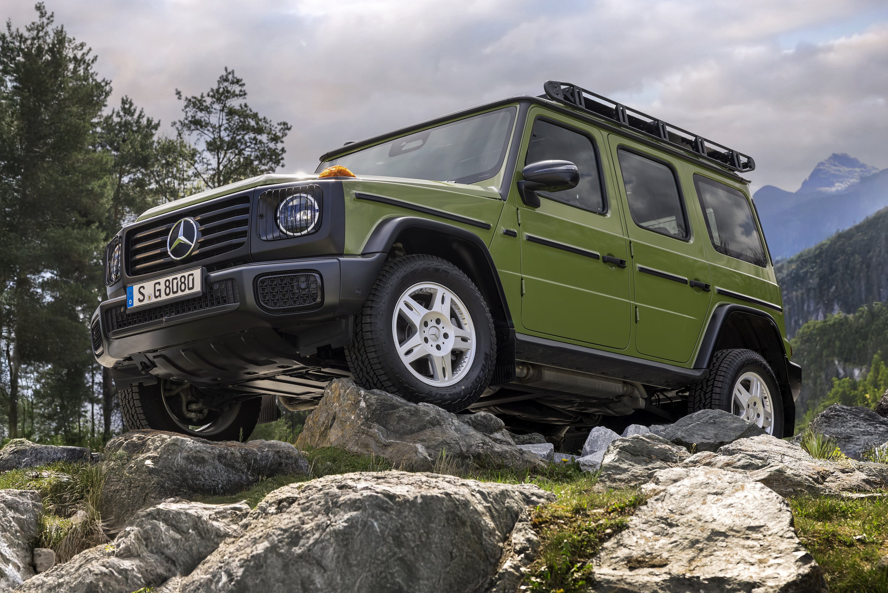 Mercedes-Benz G-Klasse Edition STRONGER THAN THE 1980s MANUFAKTUR agavengrün uni Sitzpolster mit taubengrauem Stoff Mercedes-Benz G-Class Edition STRONGER THAN THE 1980s MANUFAKTUR agave green solid Seat upholstery in dove grey fabric | Vezess | Vezess