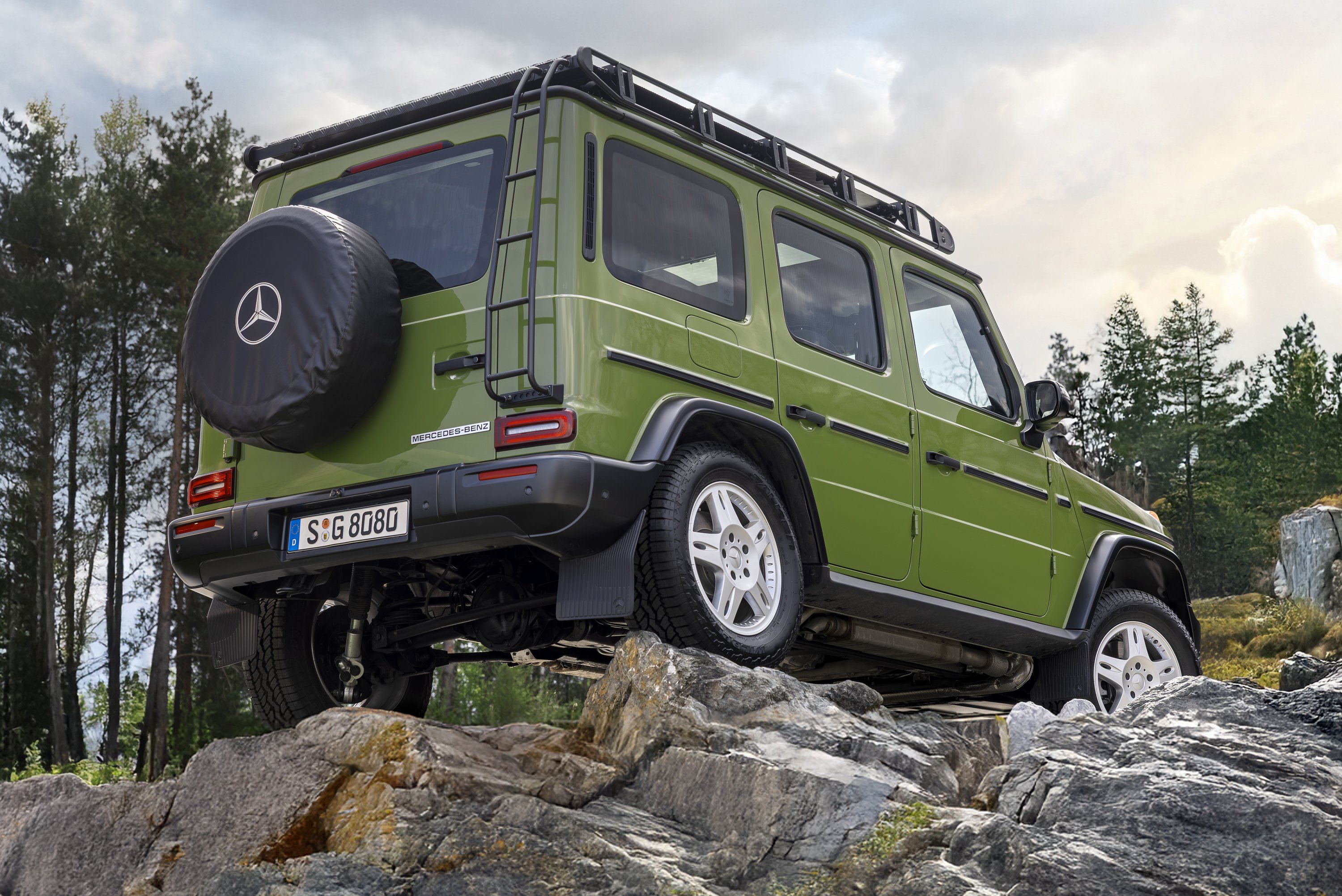 Mercedes-Benz G-Klasse Edition STRONGER THAN THE 1980s MANUFAKTUR agavengrün uni Sitzpolster mit taubengrauem Stoff Mercedes-Benz G-Class Edition STRONGER THAN THE 1980s MANUFAKTUR agave green solid Seat upholstery in dove grey fabric | Vezess | Vezess