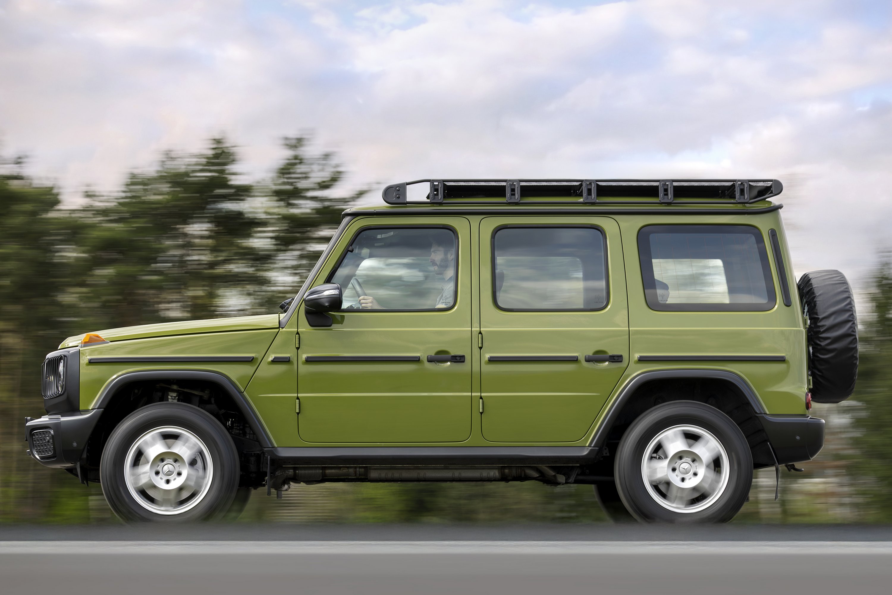 Mercedes-Benz G-Klasse Edition STRONGER THAN THE 1980s MANUFAKTUR agavengrün uni Sitzpolster mit taubengrauem Stoff Mercedes-Benz G-Class Edition STRONGER THAN THE 1980s MANUFAKTUR agave green solid Seat upholstery in dove grey fabric | Vezess | Vezess