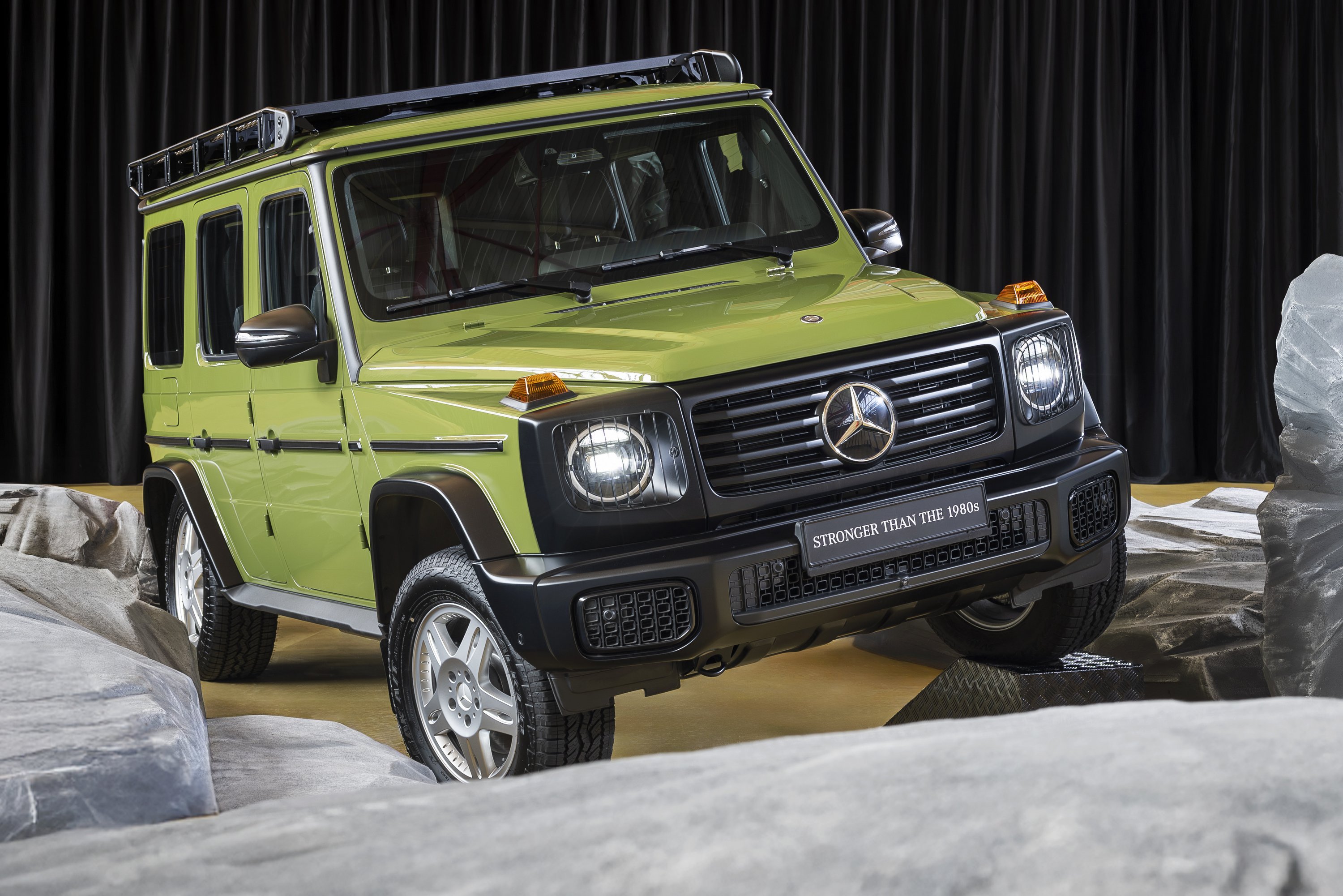 Mercedes-Benz G-Klasse Edition STRONGER THAN THE 1980s MANUFAKTUR agavengrün uni Sitzpolster mit taubengrauem Stoff Mercedes-Benz G-Class Edition STRONGER THAN THE 1980s MANUFAKTUR agave green solid Seat upholstery in dove grey fabric | Vezess | Vezess