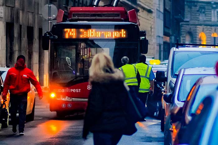 Eltakarítják a parkoló autókat egy pesti utcából