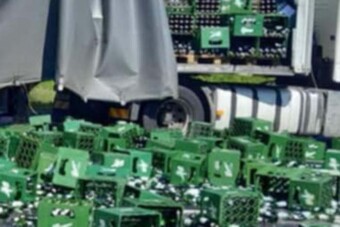 Nézni is fáj: több ezer üveg sör ömlött az útra az M6-osnál