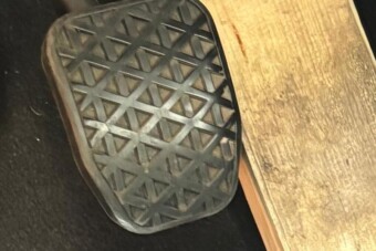 Csütörtököt mondott a gázpedál, barkácsolt másikat