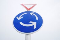 Kabaré, mit művelnek az autósok az új solymári körforgalomban 1