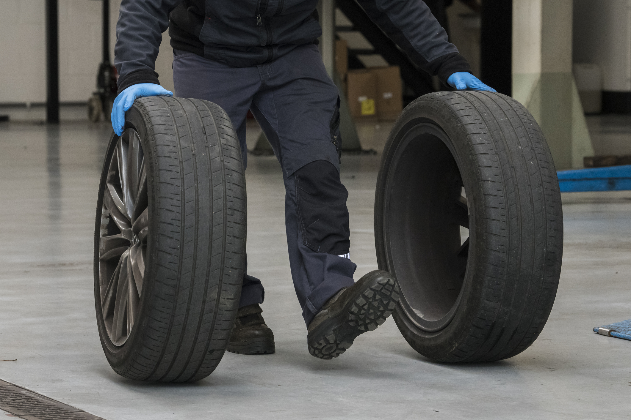 Ennyit számít a drága gumi: a bontószökevény lenyomja az új BMW-t