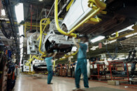 Kiderült, hogy loptak ki 900 összerakott motort egy autógyárból 1 Kiderült, hogy loptak ki 900 összerakott motort egy autógyárból 1