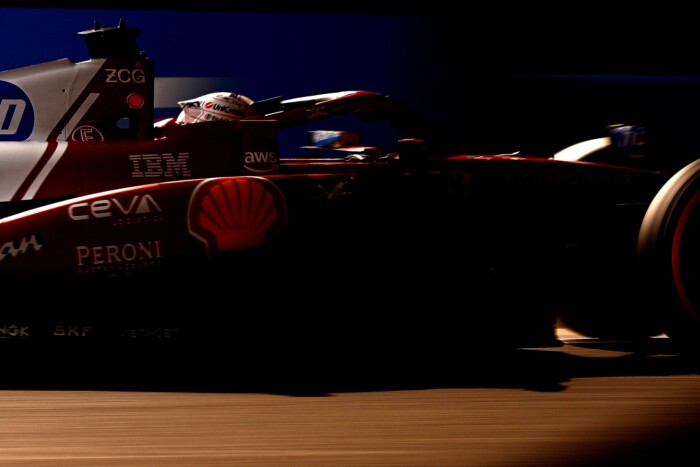 F1: Az újonc is megverte, esőtáncot jár Hamilton 2