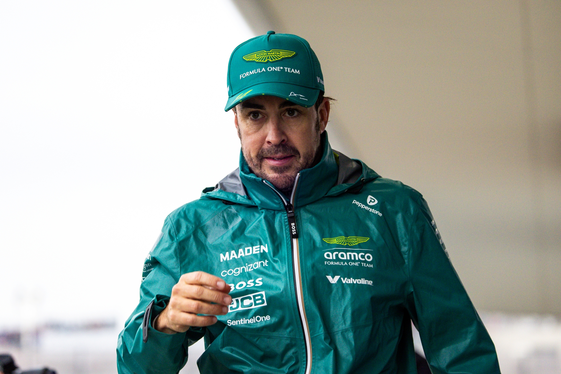 F1: Alonso kitálalt, még nem segített a kulcsember