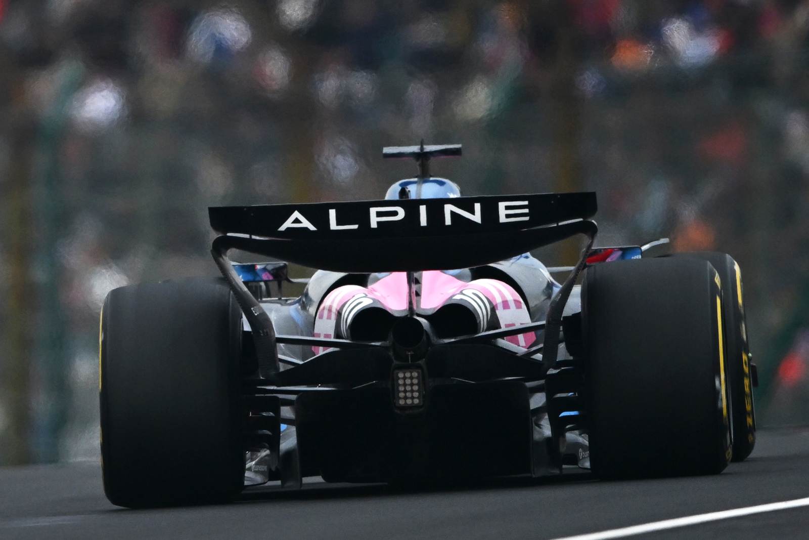 F1: Dobbantott az Alpine pilótája, lenyúlta a rivális