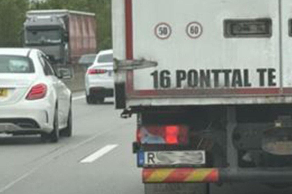 A hónap vicces üzenetét írták egy magyar kamion hátuljára
