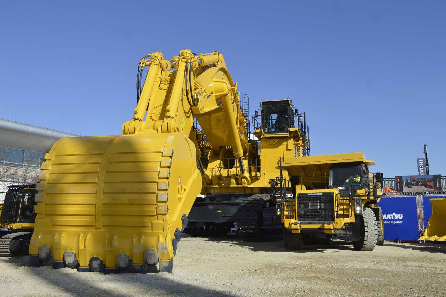 komatsu_nagy_01 | Vezess | Vezess