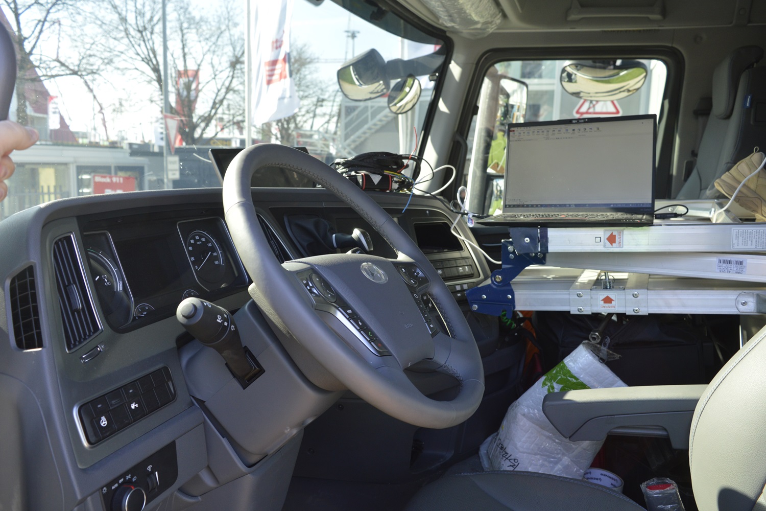 komatsu_nagy_03 | Vezess | Vezess