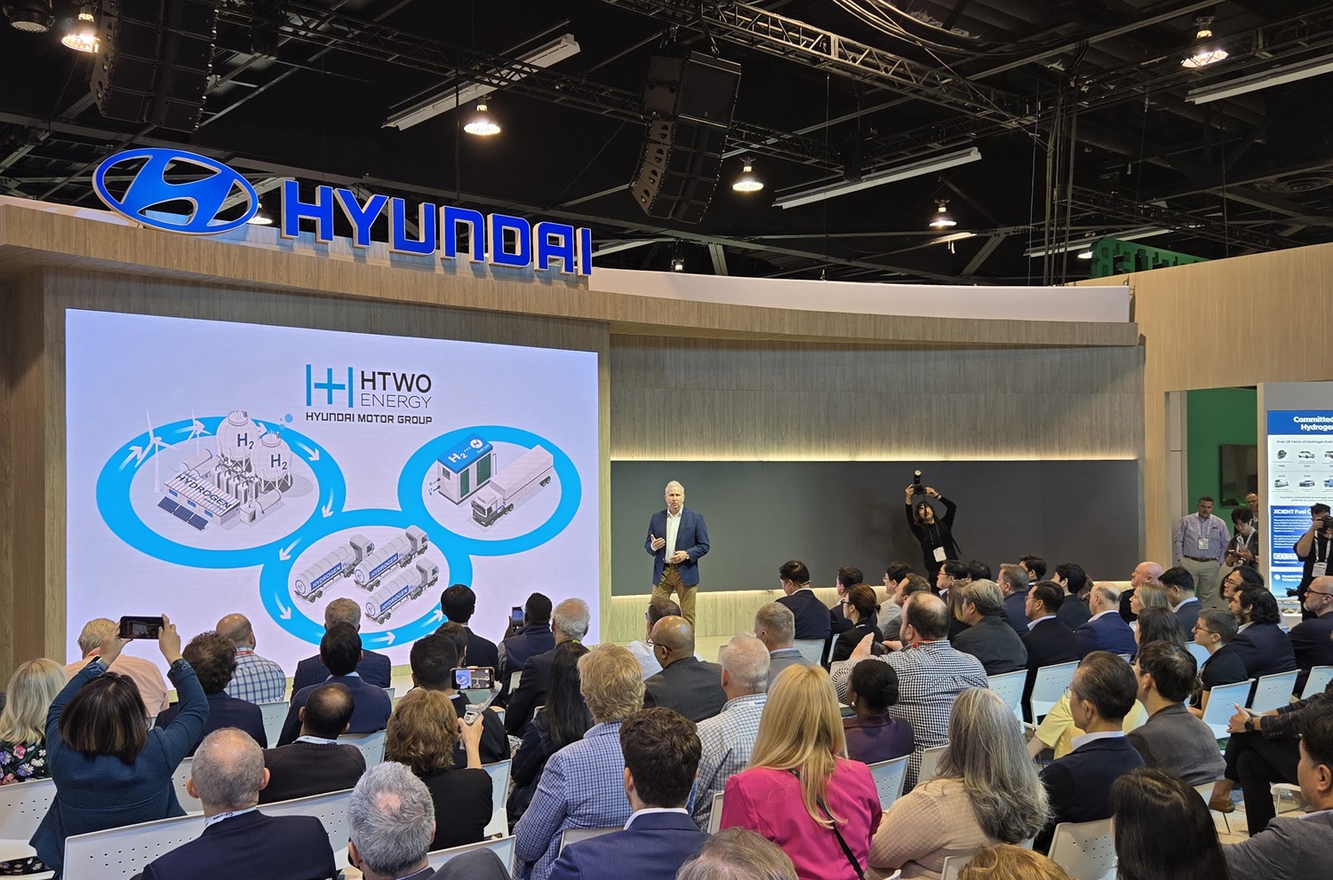 large-65916-hyundaimotorunveilsthenewxcientheavy-dutyfuelcelltruckatactexpo2025 | Vezess | Vezess