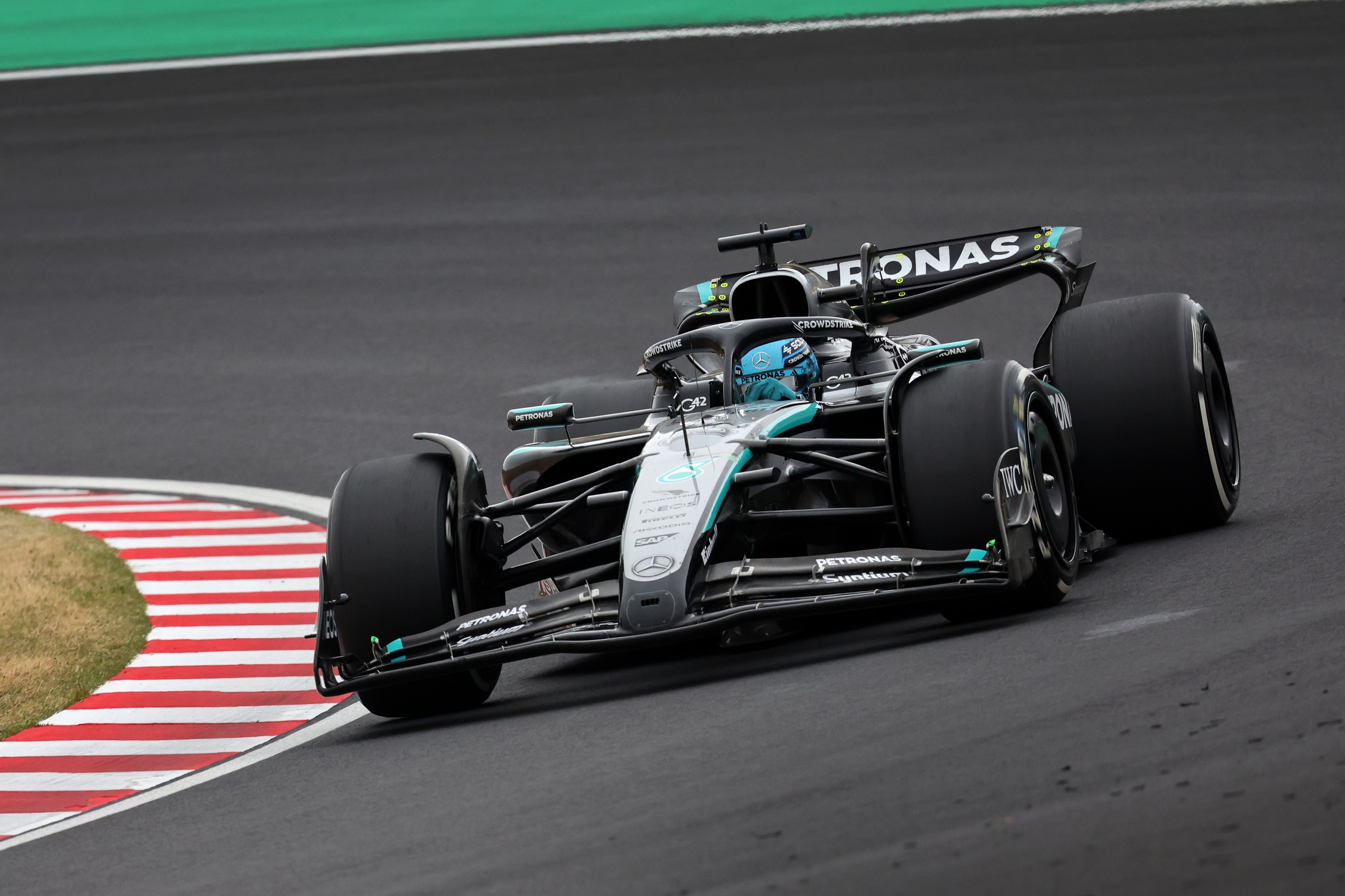 F1: Lecseréli egyik pilótáját a Mercedes