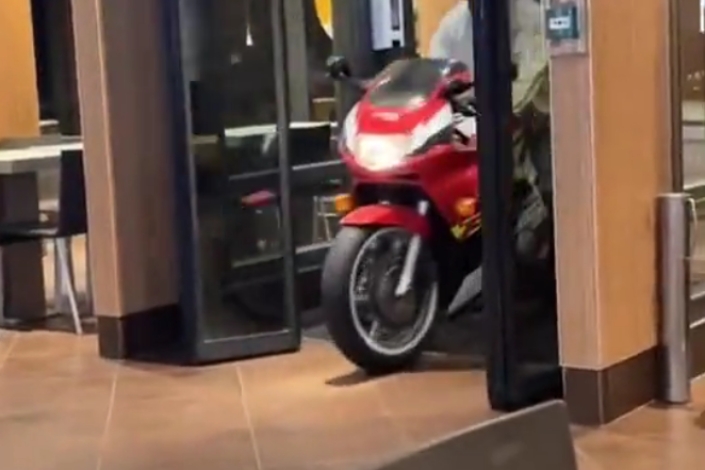 Bemotorozott a McDonald’sba, úgy tessékelték ki