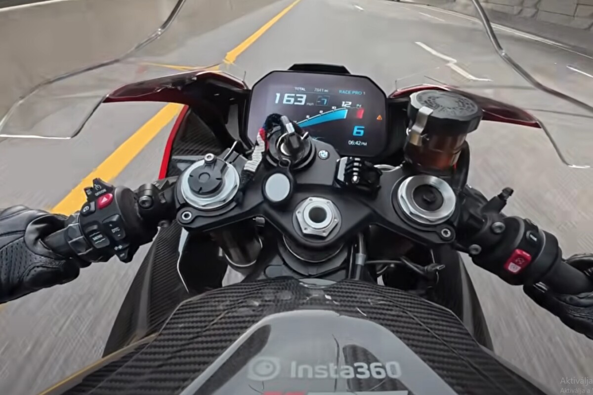 Videón a motoros, aki túl merész volt a kanyarban – és majdnem ráfizetett