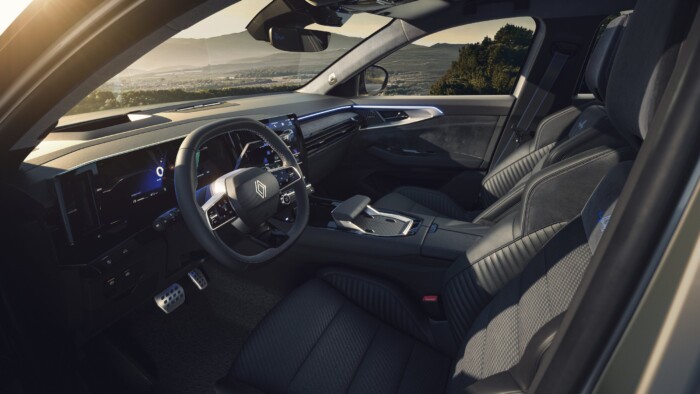 Szebb, kényelmesebb a Renault családi hibridje 8