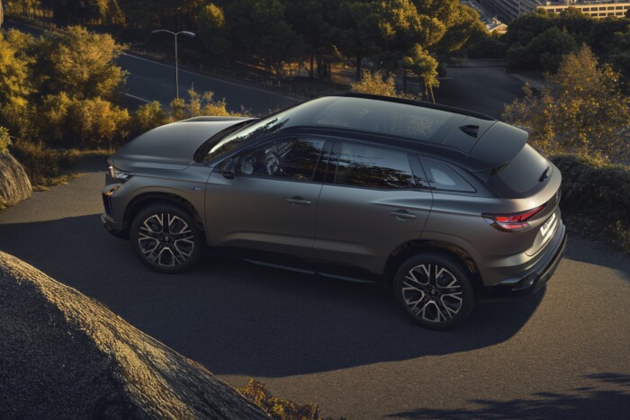 Szebb, kényelmesebb a Renault családi hibridje 7