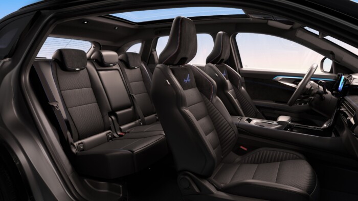 Szebb, kényelmesebb a Renault családi hibridje 9