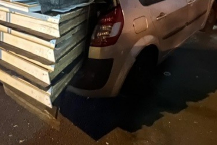 A rendőrök szedték ki a forgalomból a guruló kerti fészert