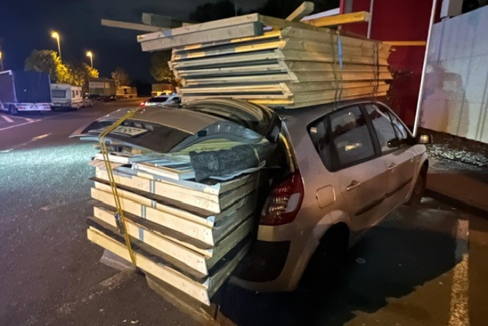 A rendőrök szedték ki a forgalomból a guruló kerti fészert 1 | Vezess A rendőrök szedték ki a forgalomból a guruló kerti fészert 1