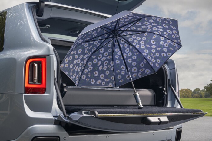 Azt hitted, cuki kisautót díszít a virágfestés? Hát nem. 8