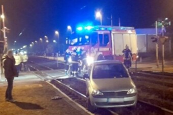 Olyan részeg volt, hogy a sínekre kanyarodott, 200 utas szívott miatta