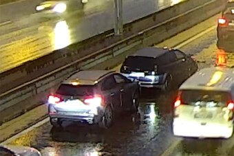 Azt hitte, csak dugó van, beállt egy összetört autó mögé az M3-ason