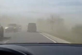 Akkora homokvihar volt a 4-esen, hogy az utat sem lehetett látni