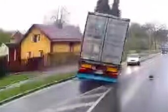 Jött a halálosztó kamion, az autósnak óriási mázlija volt