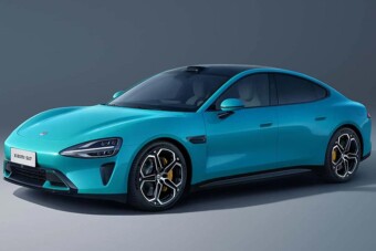 Betonkorlátnak ütközött egy önvezető autó, hárman szörnyethaltak